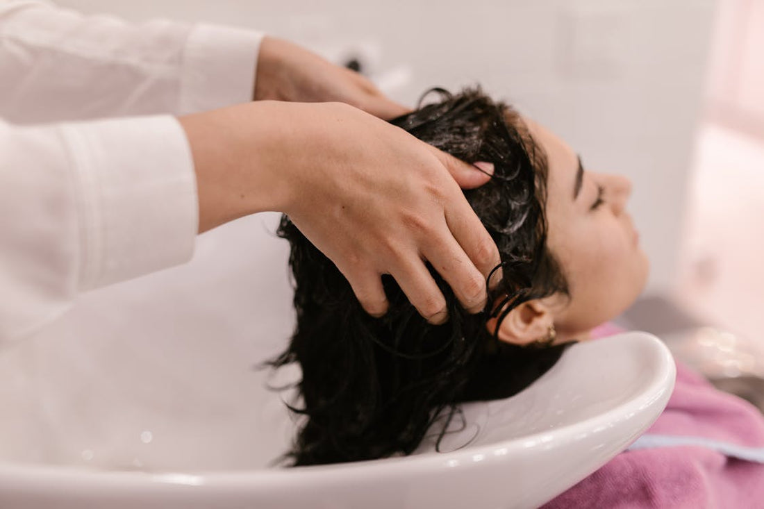 Pellicules et stress : le lien que personne n'explique vraiment